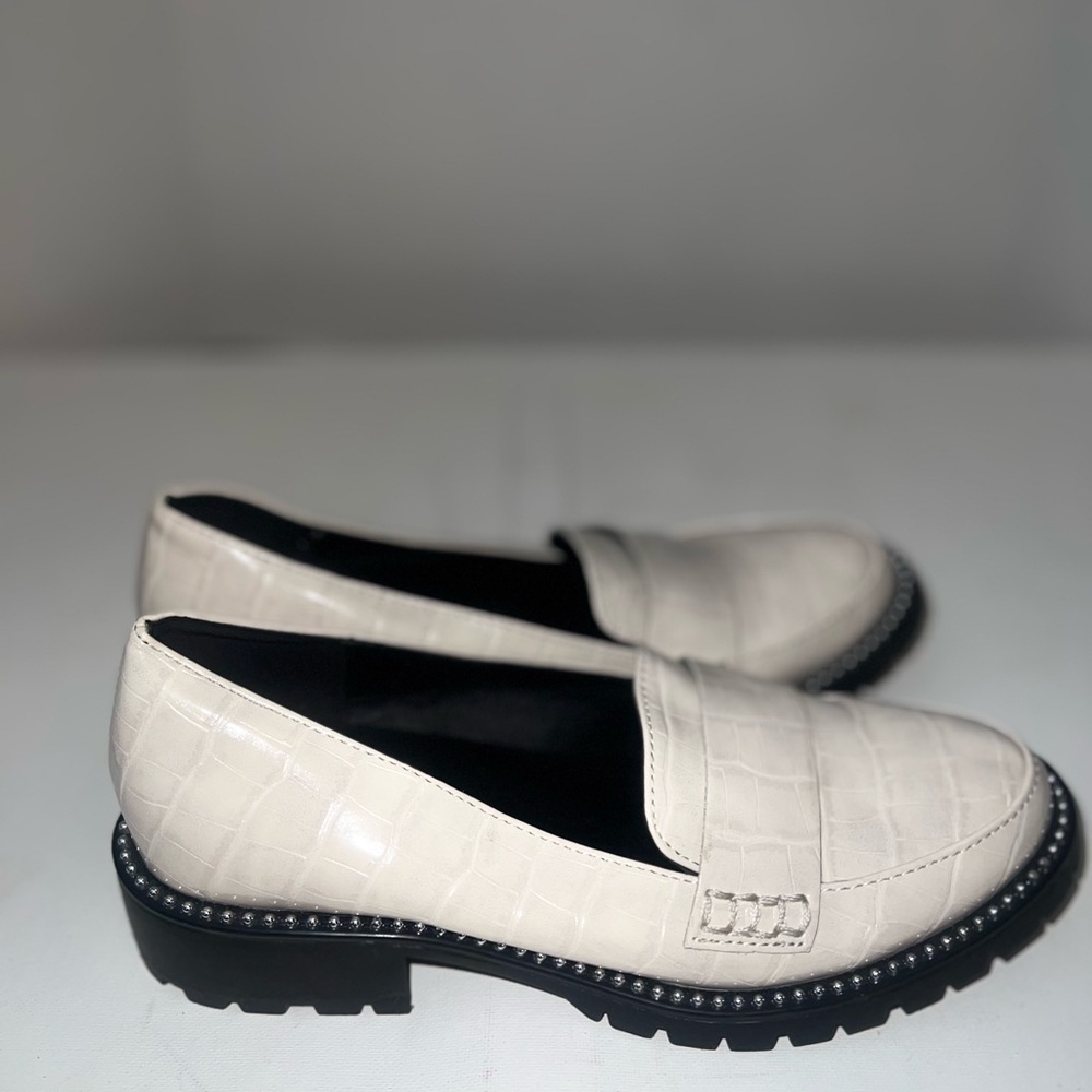 Dolce Vita Cream Flats with Timeless Elegance Women’s size 5